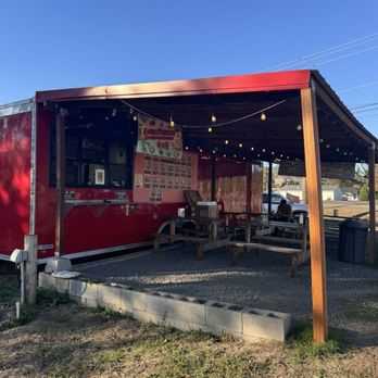 2 Many Tacos - Outdoor seating - Food Trucks Near Me - Pleasant Hill, Oregon 2 Many Tacos - Outdoor seating - Food Trucks Near Me - Pleasant Hill, Oregon