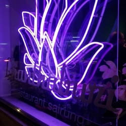 Restaurant Chanthaburi - Outside lighting display at night, really drew our attention to the restaurant
