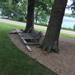 Lakeview Resort - Broken swing in patio area