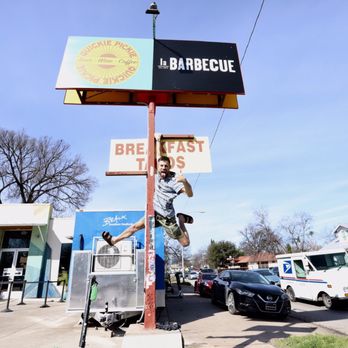 la Barbecue - "Gorilla" marketing lol. - Barbeque Near Me - Austin, Texas