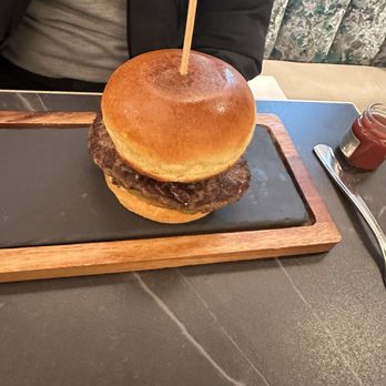 ÉMILE - Burger - Brasseries Near Me - Vienna, 9