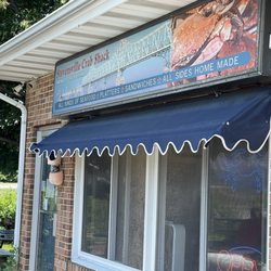 Stevensville Crab Shack - Entrance, and picnic tables under shade