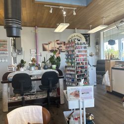 Penny's  Nails - Interior