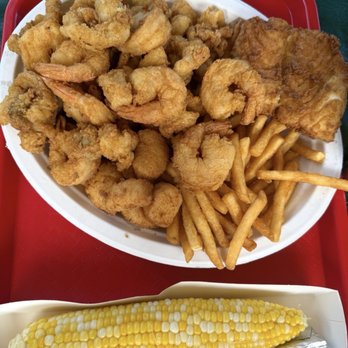Arnold's Lobster & Clam Bar - Fried Seafood Platter absolutely perfect.. great size to - Seafood Near Me - Eastham, Massachusetts