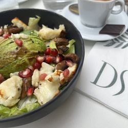 DS Café Victor Hugo - Avacado bowl and espresso
