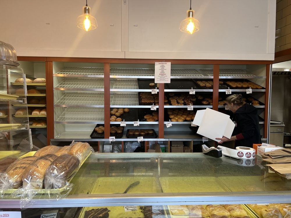 Almont Pastry & Donut Shop Logo