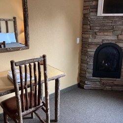Whitefish Lodge and Suites - Fireplace in King room