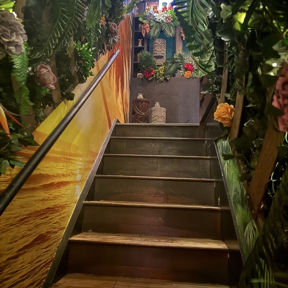 Laki Kane - Upstairs to the loo and a private room. - Tiki Bars Near Me - London, XGL