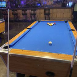 The Lodge Sports Bar & Grill - Pool table
