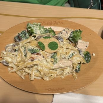 Toadstool Cafe - Yoshi's Fettuccine Chicken Alfredo - Cafes Near Me - Universal City, California