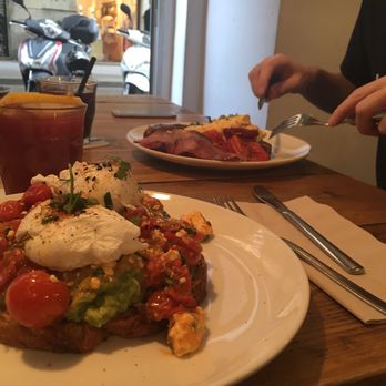Caravelle - Poached eggs on avocado smash / scrambled eggs & bacon - Breakfast & Brunch Near Me - Barcelona, B Caravelle - Poached eggs on avocado smash / scrambled eggs & bacon - Breakfast & Brunch Near Me - Barcelona, B