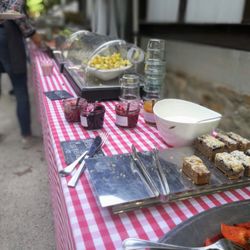 Schweizer Milchhäuschen - Das vor dem Haus aufgebaute Buffet ist übersichtlich, aber wertig