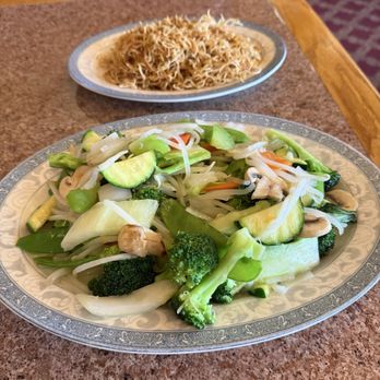 Tai's Dynasty - Vegetable Deluxe with pan-fried noodles (dinner) - Chinese Near Me - North Bend, Oregon Tai's Dynasty - Vegetable Deluxe with pan-fried noodles (dinner) - Chinese Near Me - North Bend, Oregon