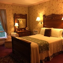 1868 Crosby House - The cozy Autumn Rose room