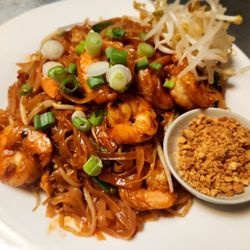 Honey's Bie Thai & Sushi - Pad Thai Noodles