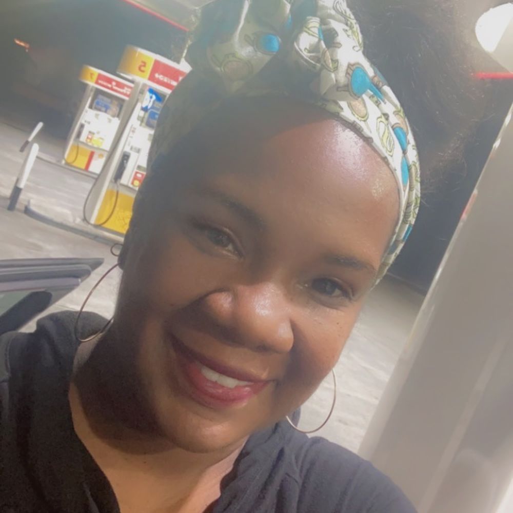 Shell Gas - a smiling woman in a gas station - Gas Stations Near Me - Hollins, Virginia Shell Gas - a smiling woman in a gas station - Gas Stations Near Me - Hollins, Virginia