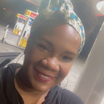 Shell Gas - a smiling woman in a gas station - Gas Stations Near Me - Hollins, Virginia Shell Gas - a smiling woman in a gas station - Gas Stations Near Me - Hollins, Virginia
