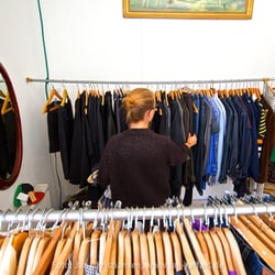 LaBro - Hier bekommt jedes Kleidungsstück seine Würde zurück, upcycled, ausgebessert, gewaschen und gebügelt..