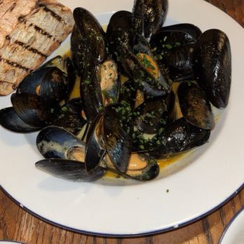 Earl's Premier - Bang mussels with toasted bread - American Near Me - Kansas City, Missouri Earl's Premier - Bang mussels with toasted bread - American Near Me - Kansas City, Missouri