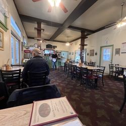 L's Kitchen - Dining area