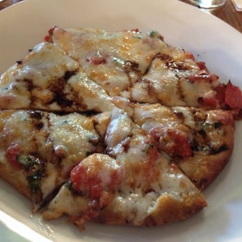 Robins Restaurant - Naan Pizzette - New American Near Me - Cambria, California