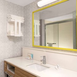 Guest room bath