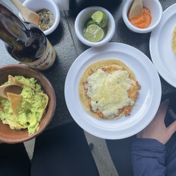 El Caifán - Guac and chicken tinga taco - Tacos Near Me - Ciudad de México, DIF