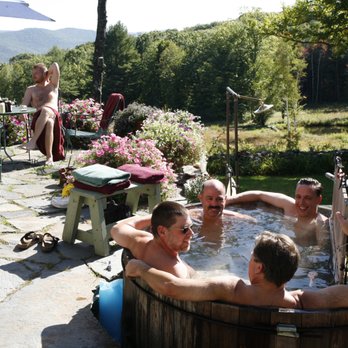 Frog Meadow - Frog Meadow's wood-fired hot tub - Bed & Breakfast Near Me - Newfane, Vermont