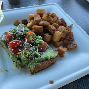 Cafe Destin - Avocado toast with potatoes - Cafes Near Me - Destin, Florida