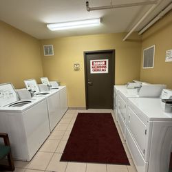 Santas Lodge - Coined laundry room. Was able to exchange for quarters at front desk
