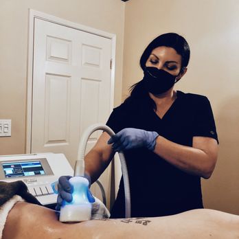 Vanity Private Studio - Liz Norris performing cryo slimming on a client. - Skin Care Near Me - Burbank, California Vanity Private Studio - Liz Norris performing cryo slimming on a client. - Skin Care Near Me - Burbank, California