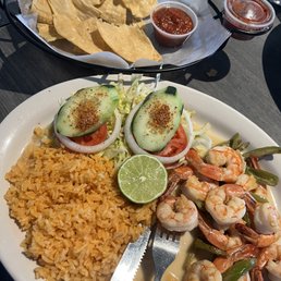 El Amigo appetizer with rice and salad + chips and salsa.