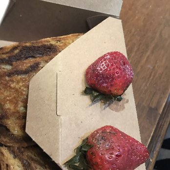 Vivilore - Rotten strawberries with 3/4s sandwiches not ate - American Near Me - Independence, Missouri