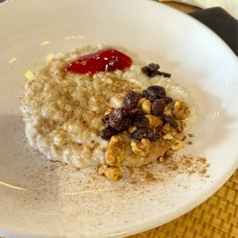 DoubleTree by Hilton - Oatmeal w/ brown sugar, strawberry jam, cinnamon, candied walnuts & raisins - Hotels Near Me - Orlando, Florida