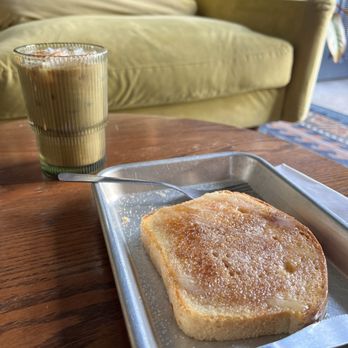 Easy Luck Coffee & Bodega - Blueberry latte and cinnamon toast crunch - Coffee & Tea Near Me - Orlando, Florida