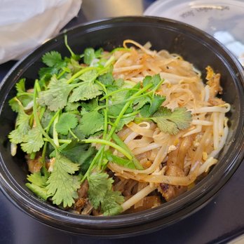 Kra-Pow Thai Eatery - Pad thai with chicken - Thai Near Me - Stanton, California