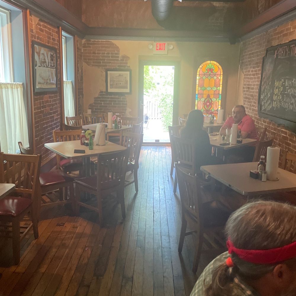 Rizz's - Dining area leading out to the patio - Delis Near Me - Uniontown, Pennsylvania Rizz's - Dining area leading out to the patio - Delis Near Me - Uniontown, Pennsylvania