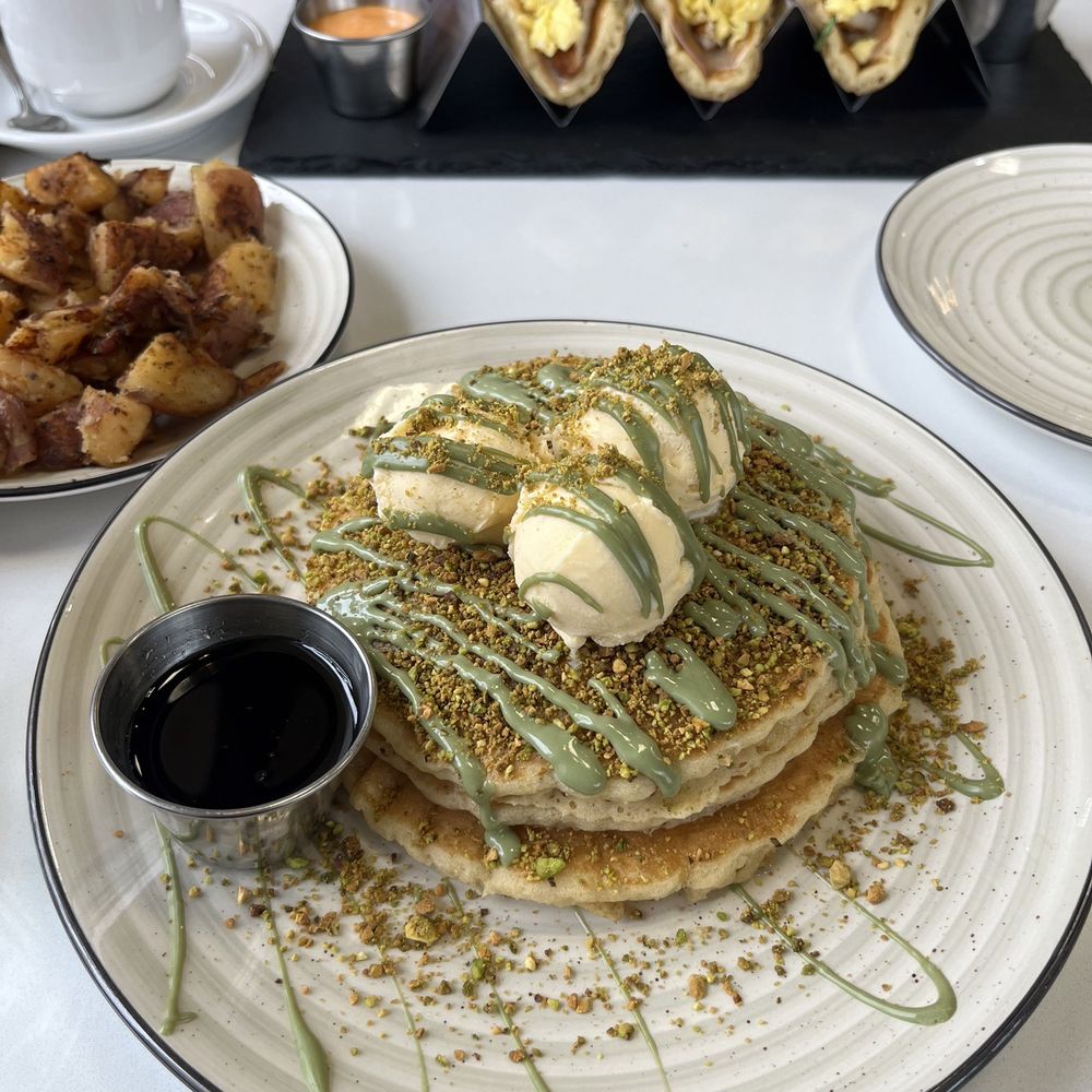 pistachio pancakes (so good) pistachio pancakes (so good)