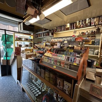 Torrefazione De Pedrina - Posto minuscolo, lato cassa, effetto grandangolo - Coffee & Tea Near Me - Milan, Michigan Torrefazione De Pedrina - Posto minuscolo, lato cassa, effetto grandangolo - Coffee & Tea Near Me - Milan, Michigan