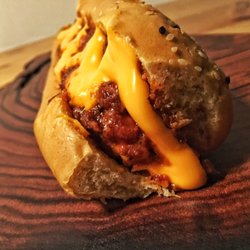 Yolo - Fera: ketchup de Bacon, cheddar e salsicha de Viena.