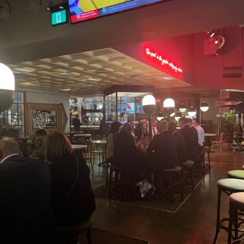 Walrus Pub & Beer Hall - Da bar - Pubs Near Me - Toronto, Ontario