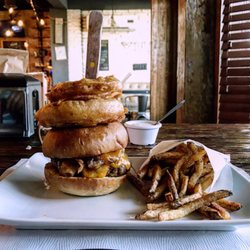 Rapsodia Burger - Mac & chesse burger + free fries.