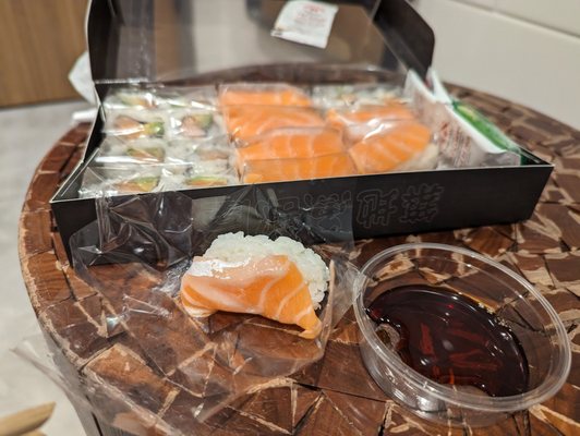 Tsukiji Fishroom by null