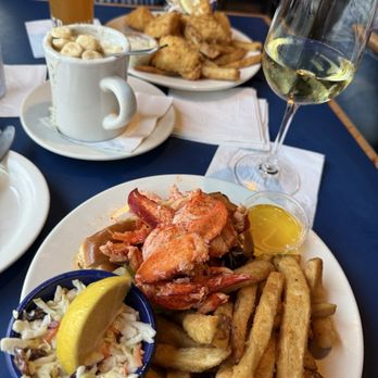 Boston Sail Loft - New England Lobster Roll New England Clam Chowder Fish and Chips - Bars Near Me - Boston, Massachusetts