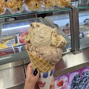 Rock N Roll Scoops - 2 scoops. Tiramisu & Ferrero rocher - Ice Cream & Frozen Yogurt Near Me - Vista, California