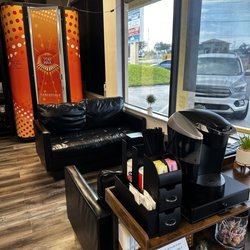 Universal-Tan - Perfect Seating if you have kids waiting while parents tan. Free coffee and water while you wait! Also lollipops and free bibles!