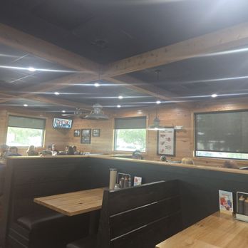 Sonny's BBQ - Seating area - Barbeque Near Me - Palm Bay, Florida