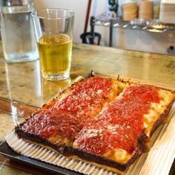 Charles And Reid Detroit Pizza - Regular cheese pizza