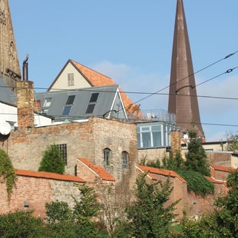 Petrikirche - Szene an der Stadtmauer - Churches Near Me - Rostock, MV