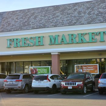 The Fresh Market - Plenty of parking spaces for customers to park and go shop. - Grocery Near Me - Roanoke, Virginia